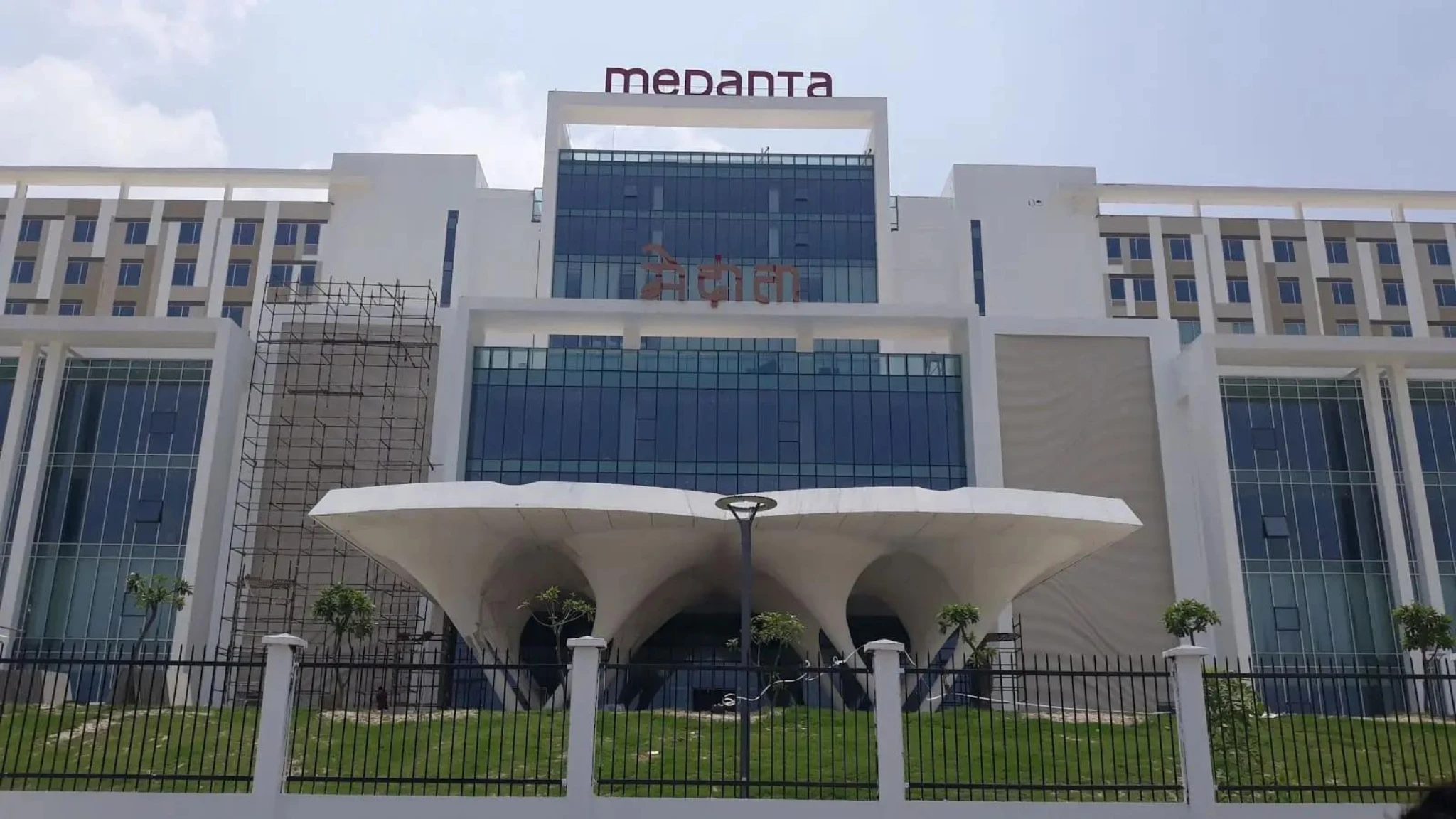 Medanta Hospital Gurgaon near Amber Palace Hotel